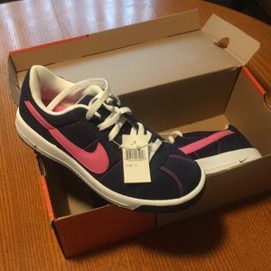 Nike women’s tennis shoes